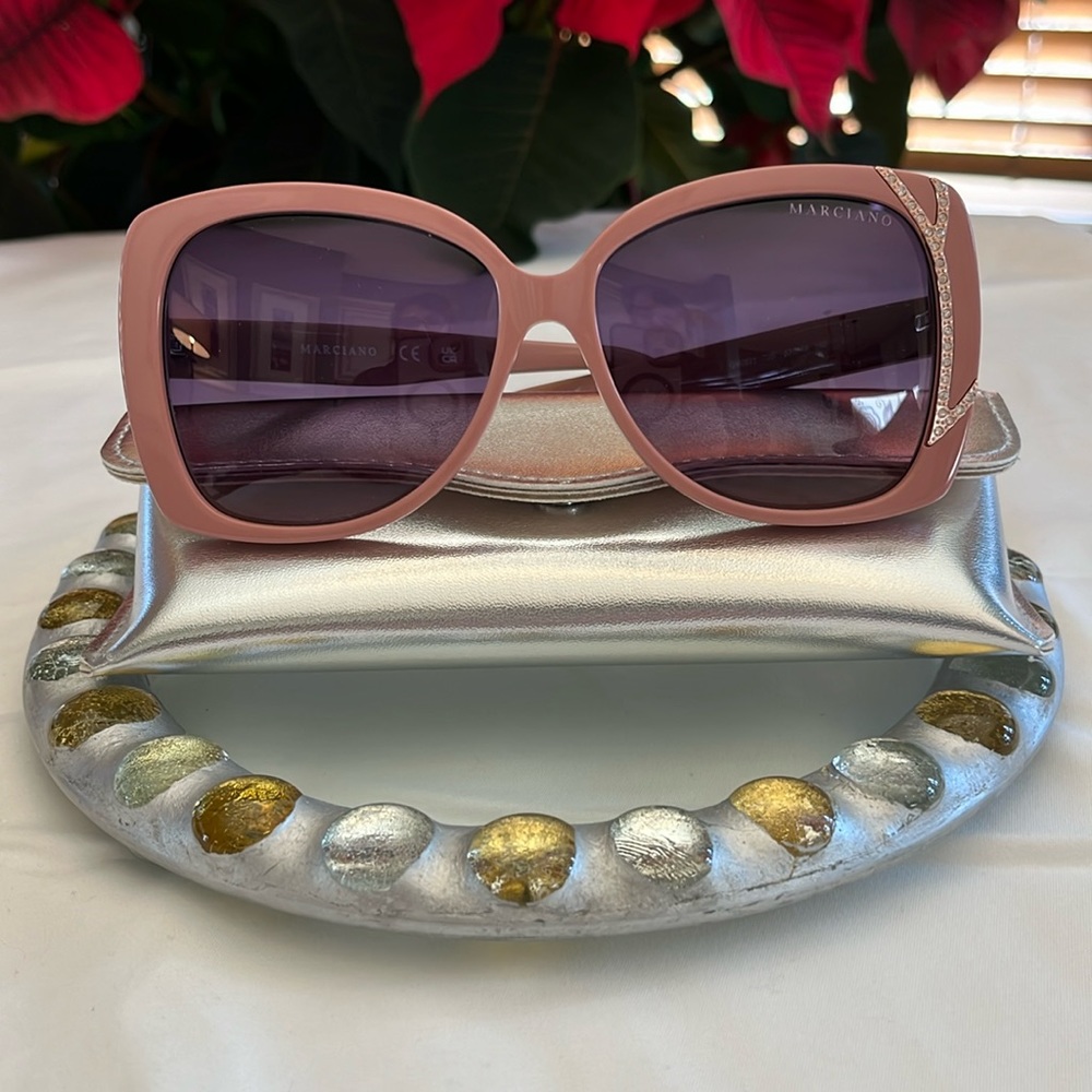 Marciano designer sunglasses style: GM0821 color 72B